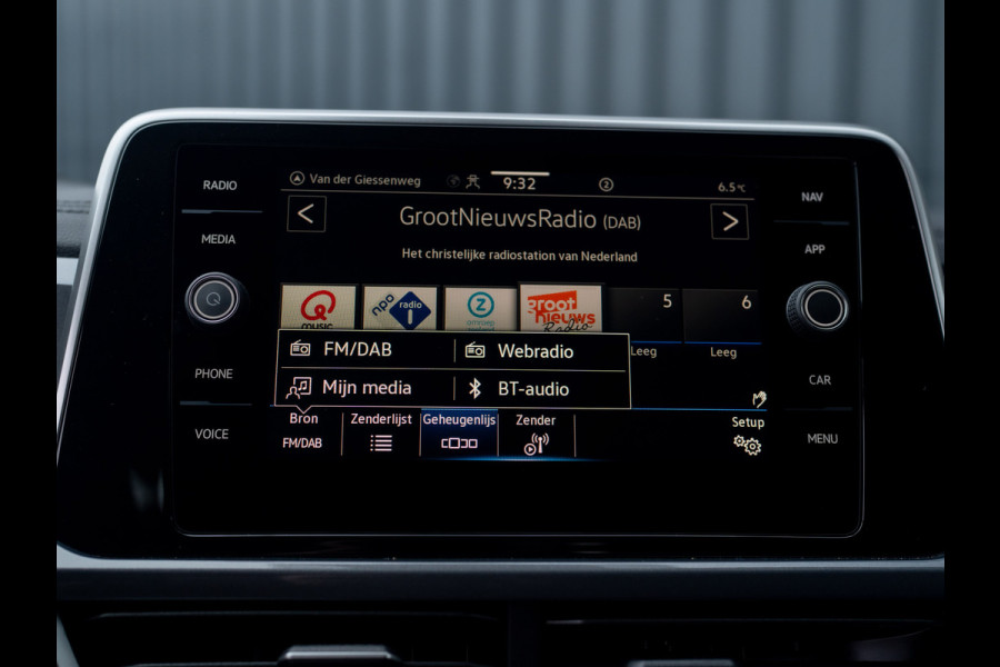 Volkswagen T-Roc 1.5 TSI Life Edition | IQ Light | Trekhaak afnb. | Navi | Stoelverw. | Prijs Rijklaar!!