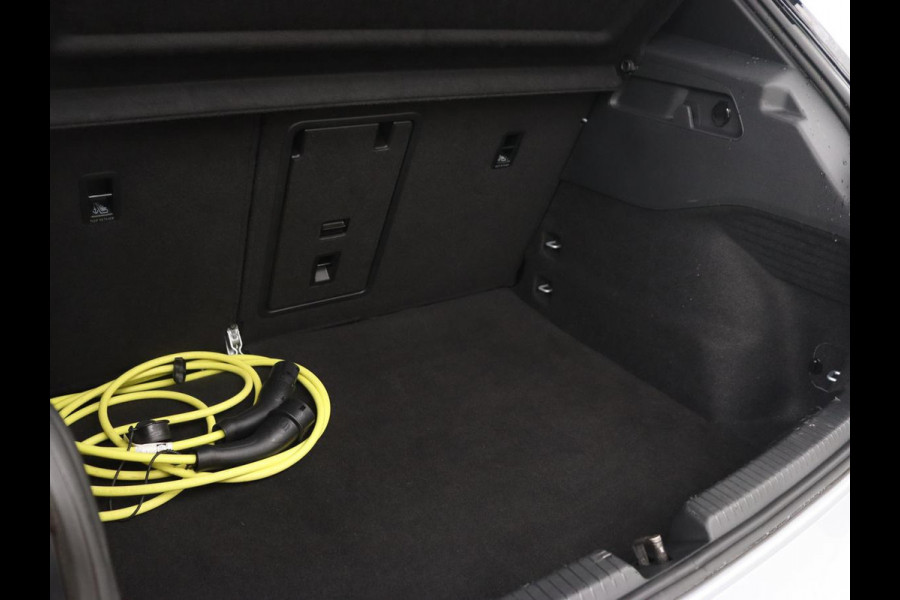 Volkswagen ID.3 Business 58 kWh | Stoel & stuurverwarming | Camera | Carplay | Adaptive cruise | Matrix LED | Navigatie | Climate control | Parkeerhulp | Bluetooth