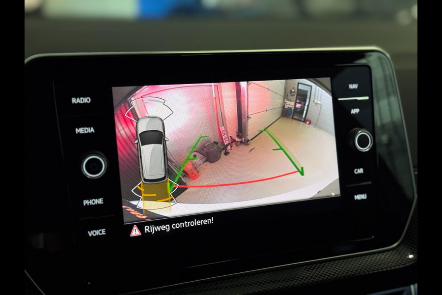 Volkswagen T-Cross 1.5 TSI R-Line DSG | IQ LED | CAMERA | TREKHAAK | NIEUWSTAAT!