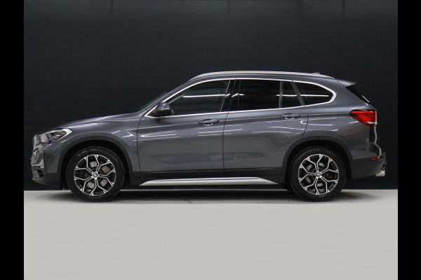 BMW X1 sDrive20i VDL Nedcar Edition [GROOT NAVIGATIE, TREKHAAK, HUD, PDC V+A, BLUETOOTH TELEFOON, CRUISE CONTROL, STOELVERWARMING, ELEKTRISCHE ACHTERKLEP, BMW LED, NIEUWSTAAT]