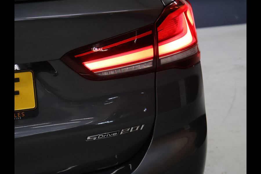 BMW X1 sDrive20i VDL Nedcar Edition [GROOT NAVIGATIE, TREKHAAK, HUD, PDC V+A, BLUETOOTH TELEFOON, CRUISE CONTROL, STOELVERWARMING, ELEKTRISCHE ACHTERKLEP, BMW LED, NIEUWSTAAT]