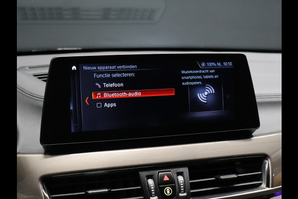 BMW X1 sDrive20i VDL Nedcar Edition [GROOT NAVIGATIE, TREKHAAK, HUD, PDC V+A, BLUETOOTH TELEFOON, CRUISE CONTROL, STOELVERWARMING, ELEKTRISCHE ACHTERKLEP, BMW LED, NIEUWSTAAT]