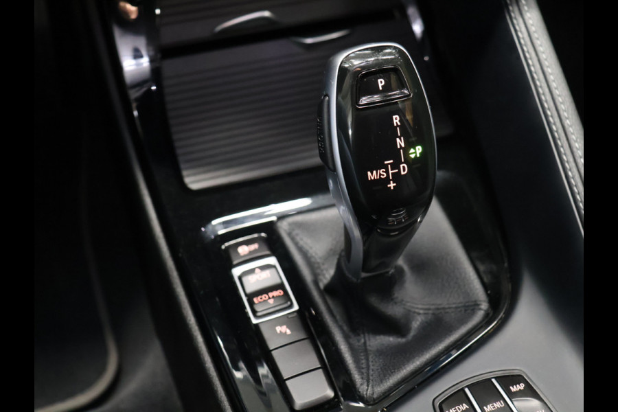 BMW X1 sDrive20i VDL Nedcar Edition [GROOT NAVIGATIE, TREKHAAK, HUD, PDC V+A, BLUETOOTH TELEFOON, CRUISE CONTROL, STOELVERWARMING, ELEKTRISCHE ACHTERKLEP, BMW LED, NIEUWSTAAT]