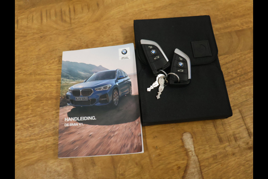 BMW X1 sDrive20i VDL Nedcar Edition [GROOT NAVIGATIE, TREKHAAK, HUD, PDC V+A, BLUETOOTH TELEFOON, CRUISE CONTROL, STOELVERWARMING, ELEKTRISCHE ACHTERKLEP, BMW LED, NIEUWSTAAT]