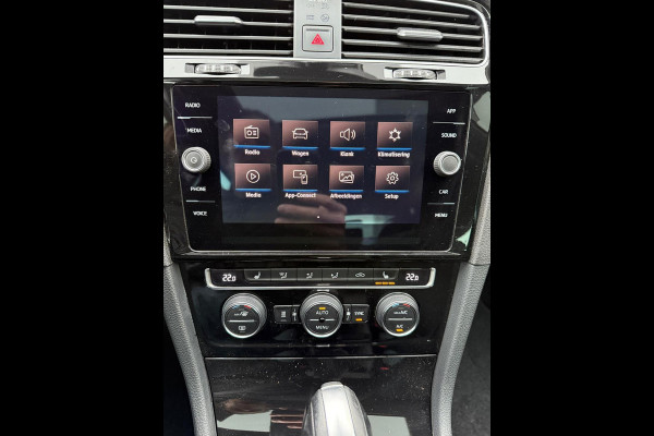 Volkswagen Golf 1.5 TSI Highline Business R / Panoramadak