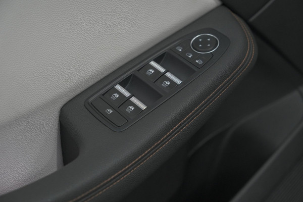 Renault Clio TCe 130 EDC Initiale Paris | Pack Winter | Camera | BOSE Audio | Dodehoekdetectie