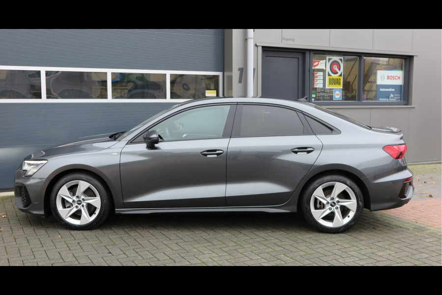 Audi A3 Limousine 35 TFSI 150pk S-Tronic 2x S-Line Edition Virtual cockpit, Stoelverwarming, Privacy glass, DAB+ , Carplay , etc. .