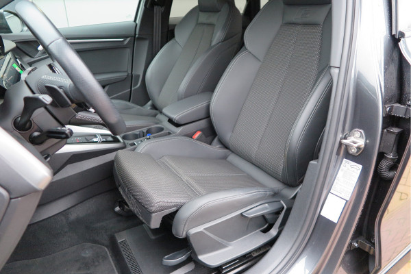 Audi A3 Limousine 35 TFSI 150pk S-Tronic 2x S-Line Edition Virtual cockpit, Stoelverwarming, Privacy glass, DAB+ , Carplay , etc. .
