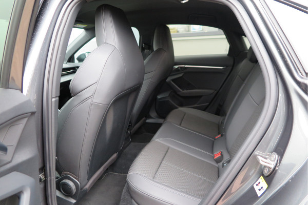 Audi A3 Limousine 35 TFSI 150pk S-Tronic 2x S-Line Edition Virtual cockpit, Stoelverwarming, Privacy glass, DAB+ , Carplay , etc. .