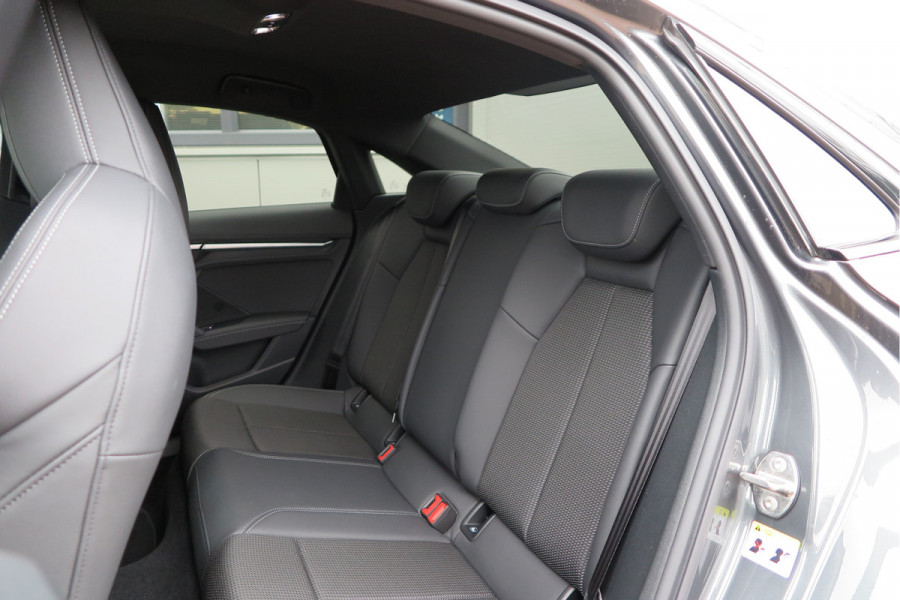 Audi A3 Limousine 35 TFSI 150pk S-Tronic 2x S-Line Edition Virtual cockpit, Stoelverwarming, Privacy glass, DAB+ , Carplay , etc. .