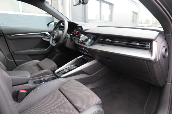 Audi A3 Limousine 35 TFSI 150pk S-Tronic 2x S-Line Edition Virtual cockpit, Stoelverwarming, Privacy glass, DAB+ , Carplay , etc. .