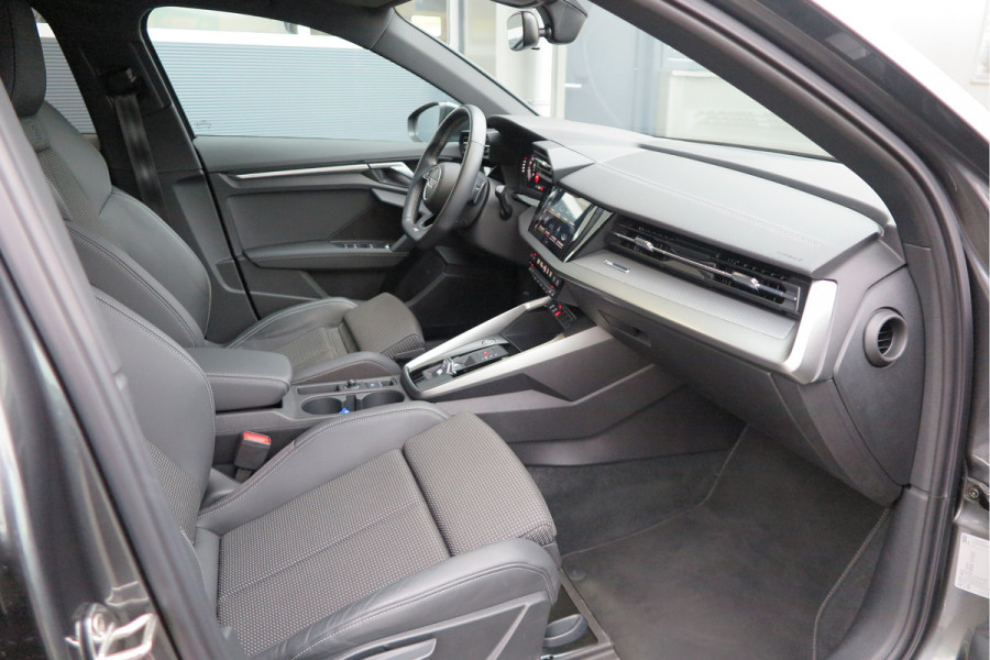 Audi A3 Limousine 35 TFSI 150pk S-Tronic 2x S-Line Edition Virtual cockpit, Stoelverwarming, Privacy glass, DAB+ , Carplay , etc. .
