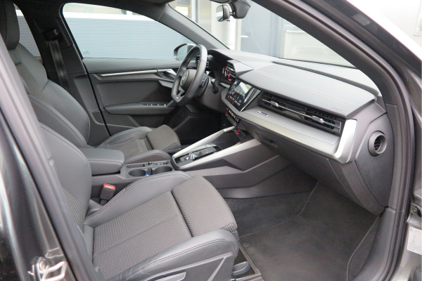Audi A3 Limousine 35 TFSI 150pk S-Tronic 2x S-Line Edition Virtual cockpit, Stoelverwarming, Privacy glass, DAB+ , Carplay , etc. .