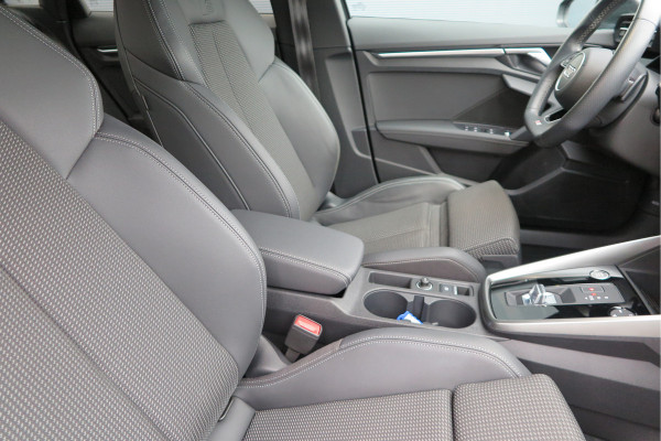 Audi A3 Limousine 35 TFSI 150pk S-Tronic 2x S-Line Edition Virtual cockpit, Stoelverwarming, Privacy glass, DAB+ , Carplay , etc. .