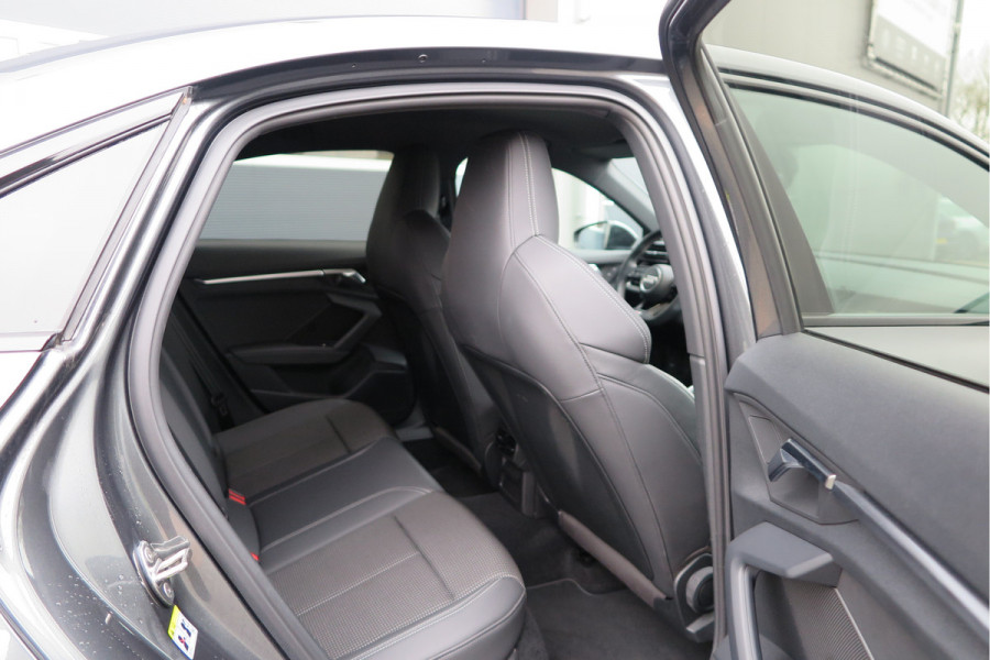 Audi A3 Limousine 35 TFSI 150pk S-Tronic 2x S-Line Edition Virtual cockpit, Stoelverwarming, Privacy glass, DAB+ , Carplay , etc. .