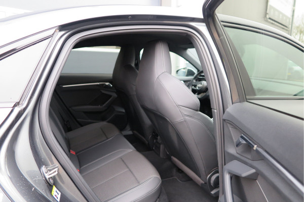 Audi A3 Limousine 35 TFSI 150pk S-Tronic 2x S-Line Edition Virtual cockpit, Stoelverwarming, Privacy glass, DAB+ , Carplay , etc. .