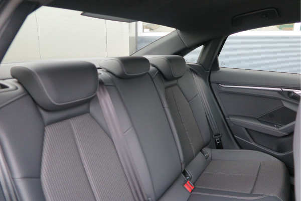 Audi A3 Limousine 35 TFSI 150pk S-Tronic 2x S-Line Edition Virtual cockpit, Stoelverwarming, Privacy glass, DAB+ , Carplay , etc. .