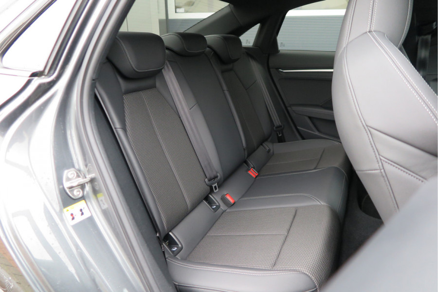 Audi A3 Limousine 35 TFSI 150pk S-Tronic 2x S-Line Edition Virtual cockpit, Stoelverwarming, Privacy glass, DAB+ , Carplay , etc. .