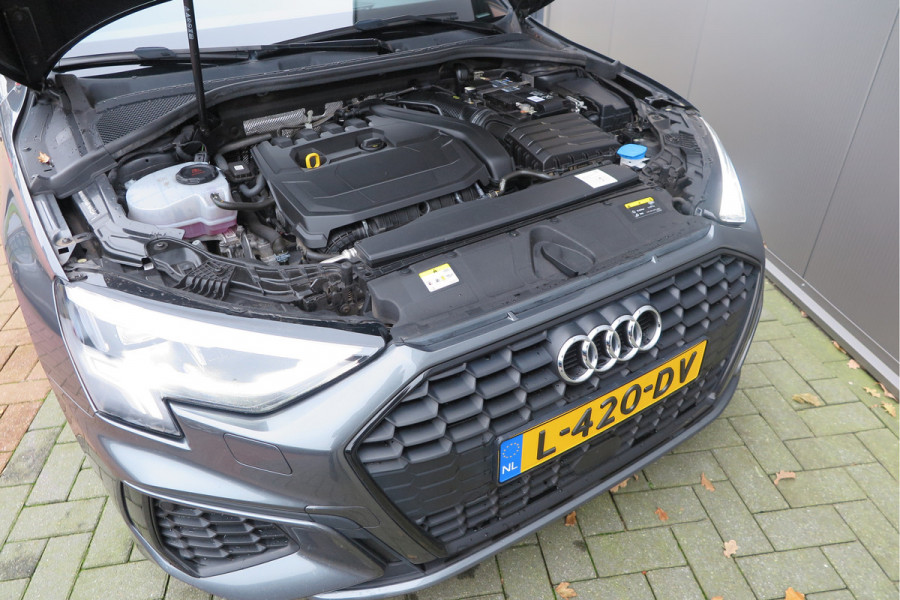 Audi A3 Limousine 35 TFSI 150pk S-Tronic 2x S-Line Edition Virtual cockpit, Stoelverwarming, Privacy glass, DAB+ , Carplay , etc. .