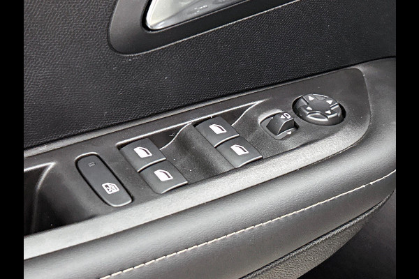 Peugeot 208 1.2 Hybrid 100PK Automaat Allure Navigatie Apple Carplay/Android Auto Airco Parkeer sensoren Cruise Control Lichtmetalen Velgen
