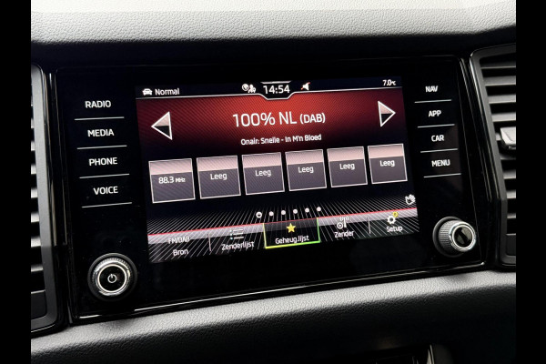 Škoda Kodiaq 1.5 TSI Sportline Automaat | Trekhaak uitklapbaar | Navigatiesysteem | Stoelverwarming | Stuurverwarming | Getint glas | Cruise