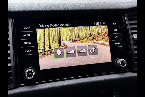 Škoda Kodiaq 1.5 TSI Sportline Automaat | Trekhaak uitklapbaar | Navigatiesysteem | Stoelverwarming | Stuurverwarming | Getint glas | Cruise