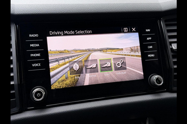 Škoda Kodiaq 1.5 TSI Sportline Automaat | Trekhaak uitklapbaar | Navigatiesysteem | Stoelverwarming | Stuurverwarming | Getint glas | Cruise