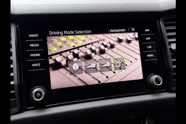 Škoda Kodiaq 1.5 TSI Sportline Automaat | Trekhaak uitklapbaar | Navigatiesysteem | Stoelverwarming | Stuurverwarming | Getint glas | Cruise