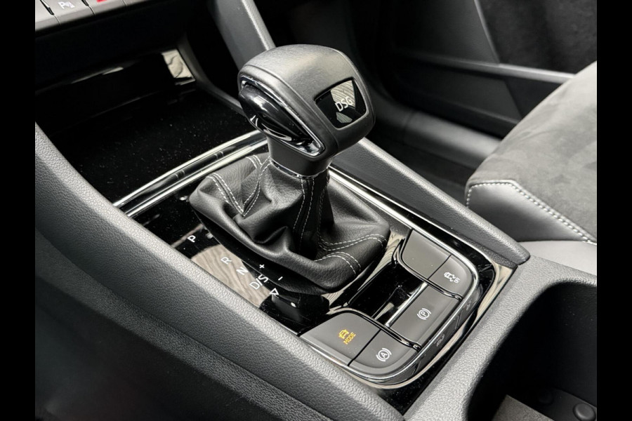 Škoda Kodiaq 1.5 TSI Sportline Automaat | Trekhaak uitklapbaar | Navigatiesysteem | Stoelverwarming | Stuurverwarming | Getint glas | Cruise