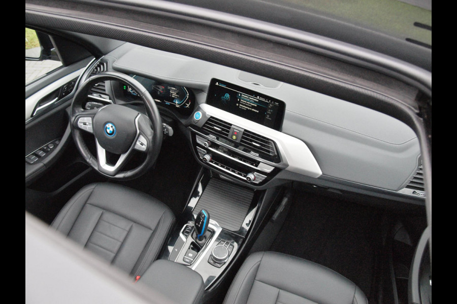 BMW iX3 Executive 80 kWh | Panoramadak | Sfeerverlichting | Camera | Apple Carplay | NL-Auto |
