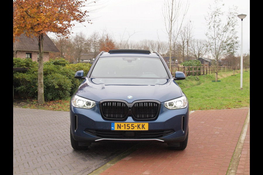 BMW iX3 Executive 80 kWh | Panoramadak | Sfeerverlichting | Camera | Apple Carplay | NL-Auto |
