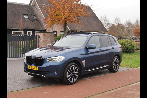 BMW iX3 Executive 80 kWh | Panoramadak | Sfeerverlichting | Camera | Apple Carplay | NL-Auto |