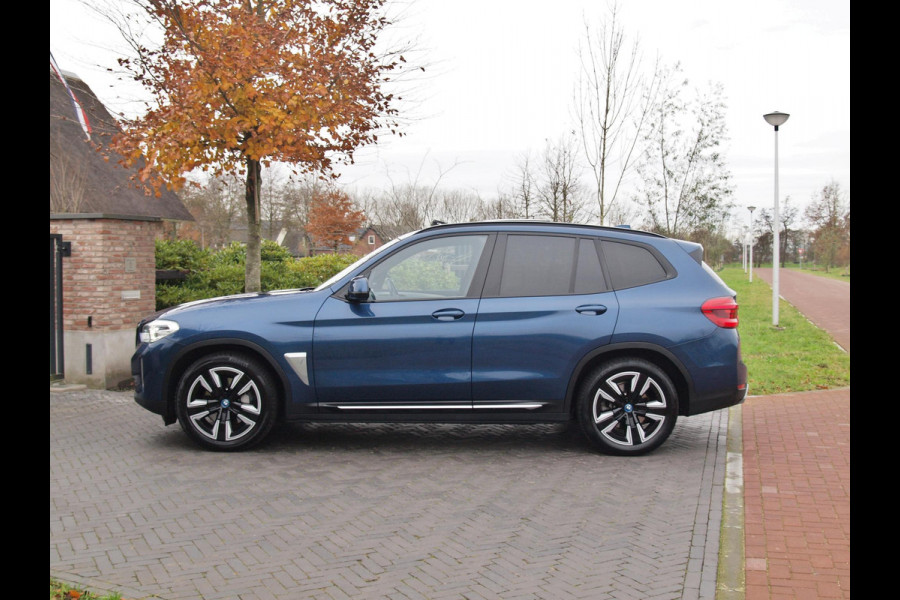 BMW iX3 Executive 80 kWh | Panoramadak | Sfeerverlichting | Camera | Apple Carplay | NL-Auto |