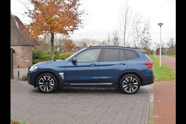 BMW iX3 Executive 80 kWh | Panoramadak | Sfeerverlichting | Camera | Apple Carplay | NL-Auto |