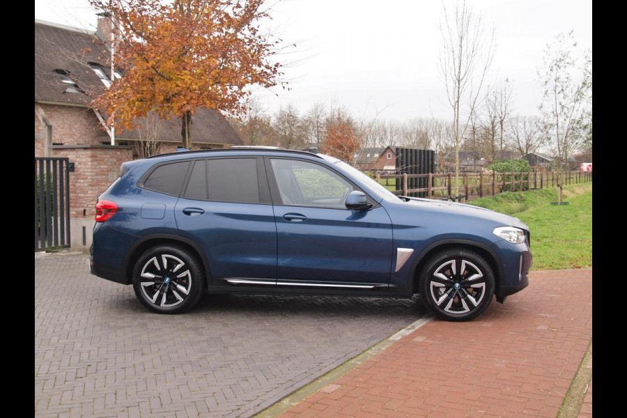 BMW iX3 Executive 80 kWh | Panoramadak | Sfeerverlichting | Camera | Apple Carplay | NL-Auto |