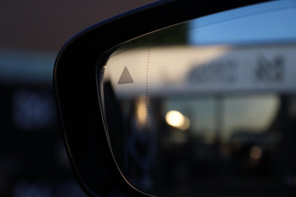 BMW 5 Serie 520i M Sport / PANO / 2X MEMORY / NAP / CAMERA / DEALER SERVICE!