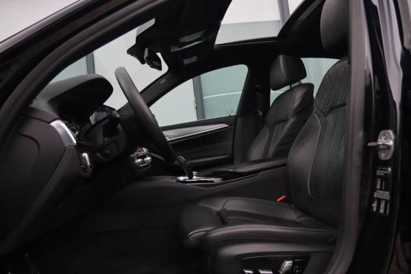BMW 5 Serie 520i M Sport / PANO / 2X MEMORY / NAP / CAMERA / DEALER SERVICE!