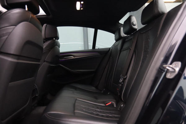 BMW 5 Serie 520i M Sport / PANO / 2X MEMORY / NAP / CAMERA / DEALER SERVICE!