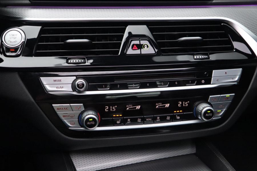 BMW 5 Serie 520i M Sport / PANO / 2X MEMORY / NAP / CAMERA / DEALER SERVICE!