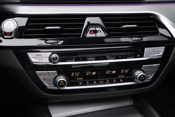 BMW 5 Serie 520i M Sport / PANO / 2X MEMORY / NAP / CAMERA / DEALER SERVICE!