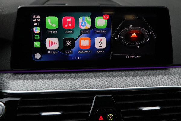 BMW 5 Serie 520i M Sport / PANO / 2X MEMORY / NAP / CAMERA / DEALER SERVICE!