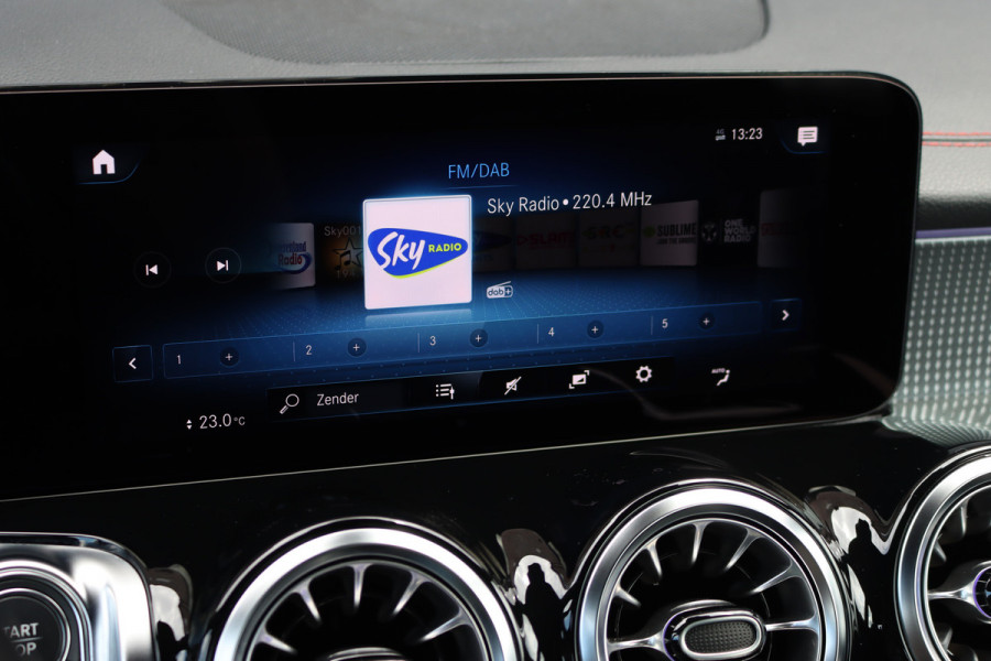 Mercedes-Benz EQB 350 4MATIC AMG Line 67 kWh | Widescreen | Dodehoekassistent | Augmented Reality | Camera | Sfeerverlichting | Zitcomfortpakket | High Perf. LED |