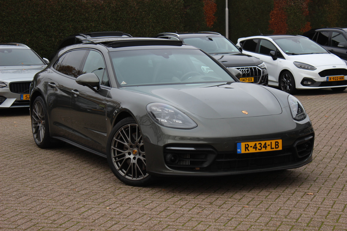 Porsche Panamera Sport Turismo 2.9 4 E-Hybrid Platinum Edition / Panoramadak / 360Camera / Head-up / Luchtvering / Matrix LED / Softclose / Bose / Keyless / 21'' / Sportuitlaat / Sportdesign+Chrono / Stuurverwarming / Stoelverwarming 4x / Stoelmassage /