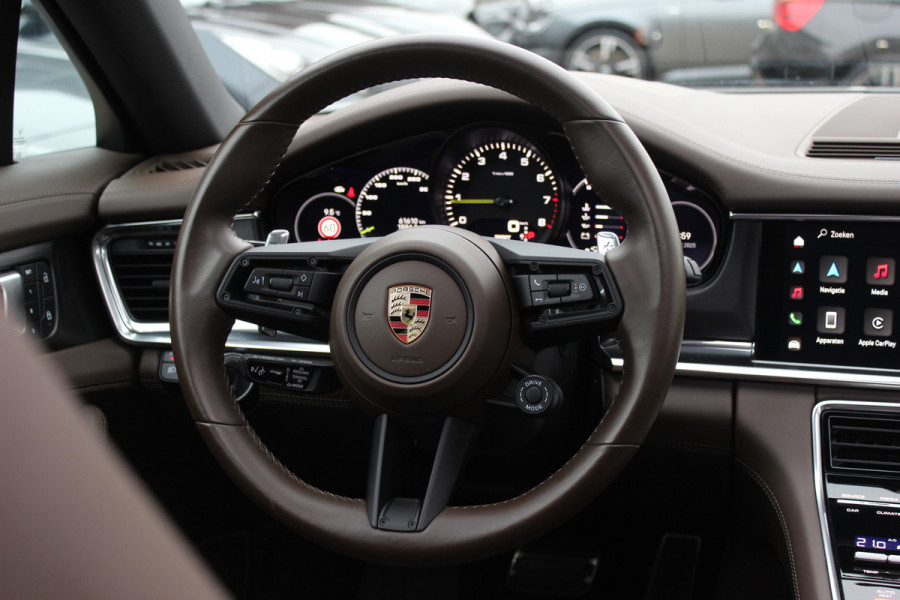 Porsche Panamera Sport Turismo 2.9 4 E-Hybrid Platinum Edition / Panoramadak / 360Camera / Head-up / Luchtvering / Matrix LED / Softclose / Bose / Keyless / 21'' / Sportuitlaat / Sportdesign+Chrono / Stuurverwarming / Stoelverwarming 4x / Stoelmassage /