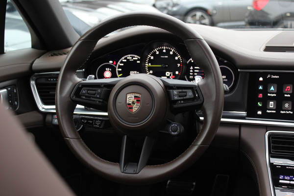 Porsche Panamera Sport Turismo 2.9 4 E-Hybrid Platinum Edition / Panoramadak / 360Camera / Head-up / Luchtvering / Matrix LED / Softclose / Bose / Keyless / 21'' / Sportuitlaat / Sportdesign+Chrono / Stuurverwarming / Stoelverwarming 4x / Stoelmassage /