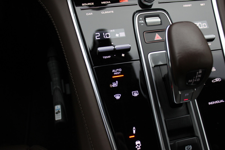 Porsche Panamera Sport Turismo 2.9 4 E-Hybrid Platinum Edition / Panoramadak / 360Camera / Head-up / Luchtvering / Matrix LED / Softclose / Bose / Keyless / 21'' / Sportuitlaat / Sportdesign+Chrono / Stuurverwarming / Stoelverwarming 4x / Stoelmassage /