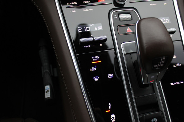 Porsche Panamera Sport Turismo 2.9 4 E-Hybrid Platinum Edition / Panoramadak / 360Camera / Head-up / Luchtvering / Matrix LED / Softclose / Bose / Keyless / 21'' / Sportuitlaat / Sportdesign+Chrono / Stuurverwarming / Stoelverwarming 4x / Stoelmassage /