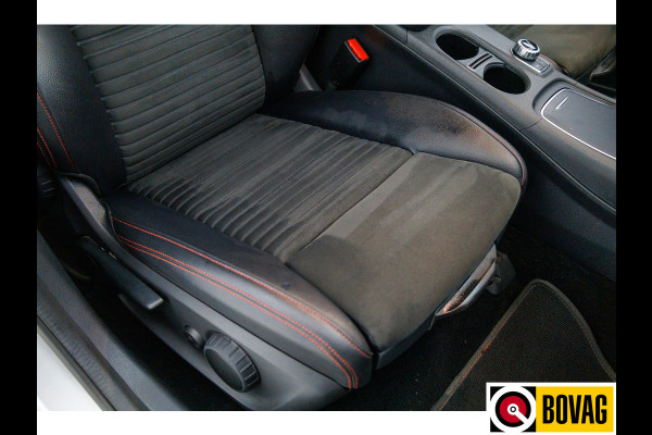 Mercedes-Benz GLA 180 Buss.Sol. AMG Automaat | Trekhaak | Led | Stoelverw. | Navigatie | Climate control | All season banden, Keyless entry/start, Electrische achterklep