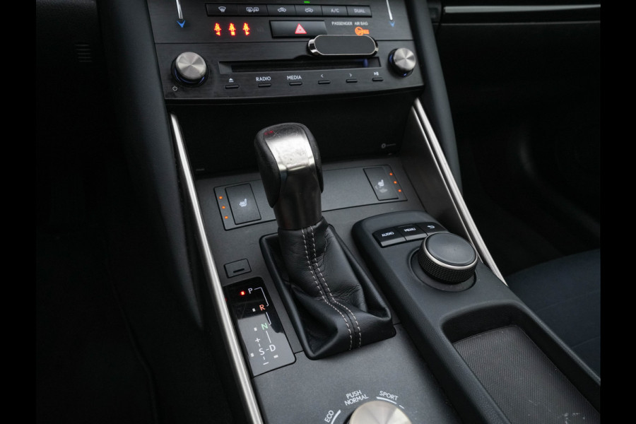 Lexus IS 300h Hybrid Business Line Aut. *PANO | LEATHER-MICROFIBRE | FULL-LED | NAVI-FULLMAP | HEATED-COMFORTSEATS | CAMERA | ECC | SHIFT-PADDLES | PDC | CRUISE | 17''ALU*