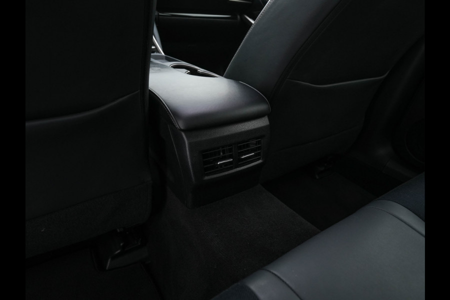 Lexus IS 300h Hybrid Business Line Aut. *PANO | LEATHER-MICROFIBRE | FULL-LED | NAVI-FULLMAP | HEATED-COMFORTSEATS | CAMERA | ECC | SHIFT-PADDLES | PDC | CRUISE | 17''ALU*